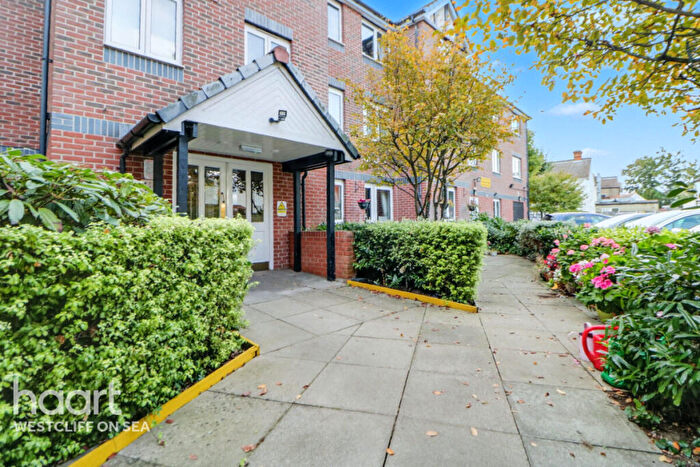 1 Bedroom Flat For Sale In Balmoral Road, Westcliff-On-Sea, SS0