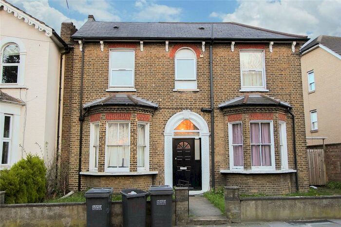 Apartment To Rent In Waddon New Road, Croydon, CR0