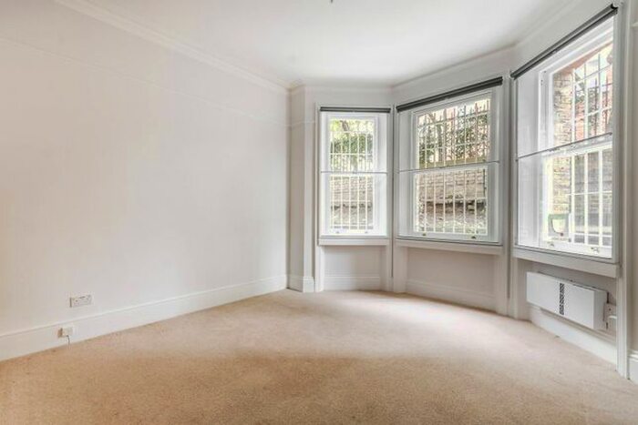 2 Bedroom Flat To Rent In Warwick Road, Earls Court, London, SW5