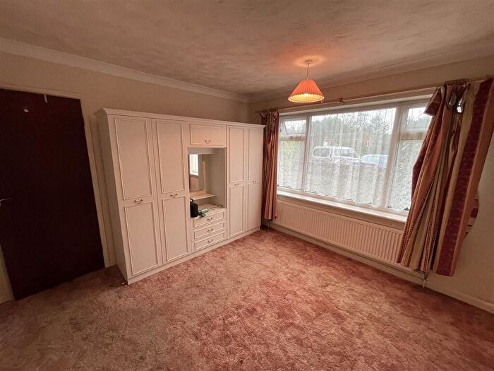 2 Bedroom Detached Bungalow For Sale In Glen Avenue, Pinchbeck, PE11