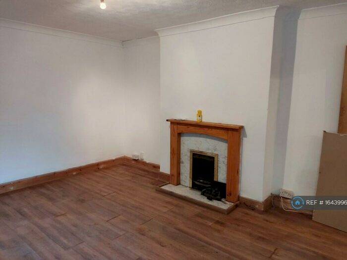 3 Bedroom Flat To Rent In Dorset Road, Mitcham, CR4