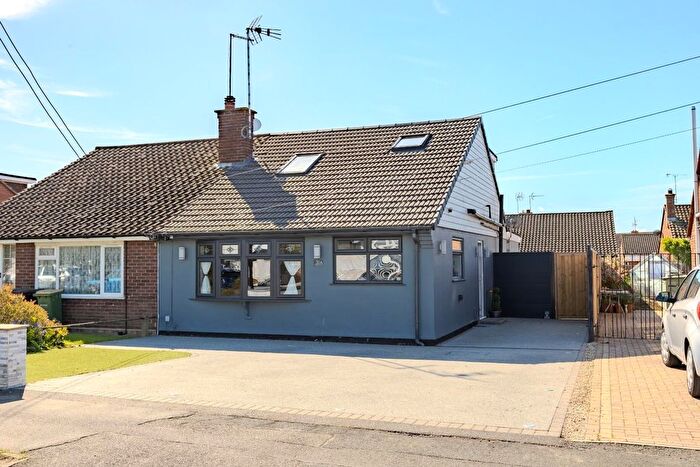 3 Bedroom Semi-Detached House For Sale In Central Avenue, Rochford, SS4