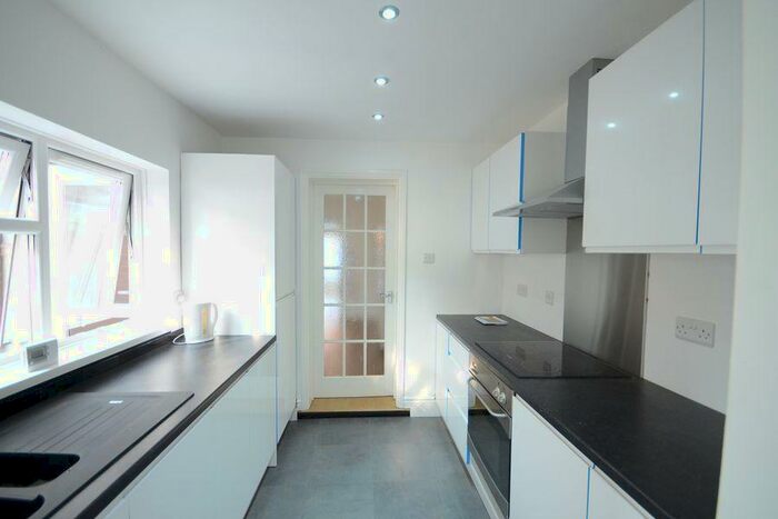 3 Bedroom Semi-Detached House To Rent In Cardiff Road, Reading, RG1