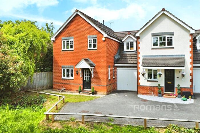 4 Bedroom Link Detached House For Sale In Old Forge End, Sandhurst, Berkshire, GU47