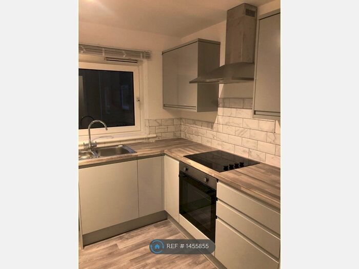 3 Bedroom Flat To Rent In Hasler Road, Poole, BH17