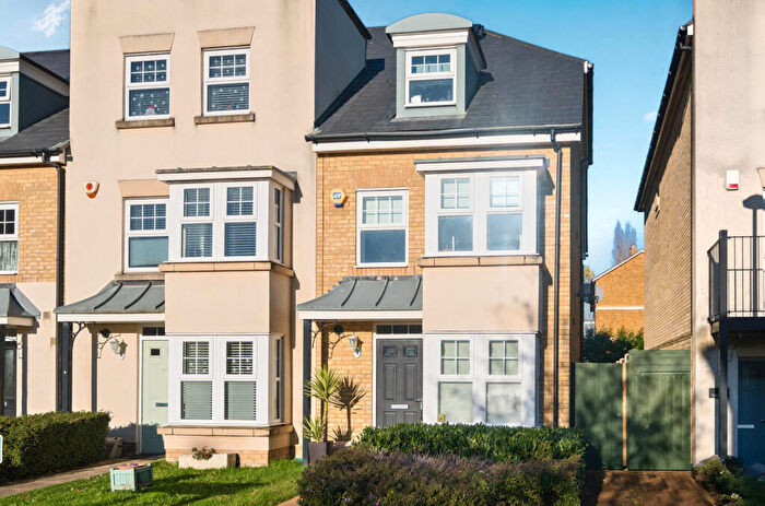 4 Bedroom End Of Terrace House For Sale In Erickson Gardens, Bromley, BR2