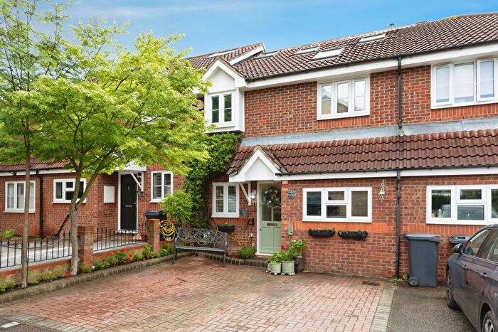 4 Bedroom Terraced House For Sale In Fieldhouse Close, London, E18