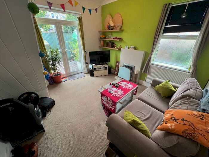 2 Bedroom Maisonette To Rent In East Grove, Cardiff, CF24