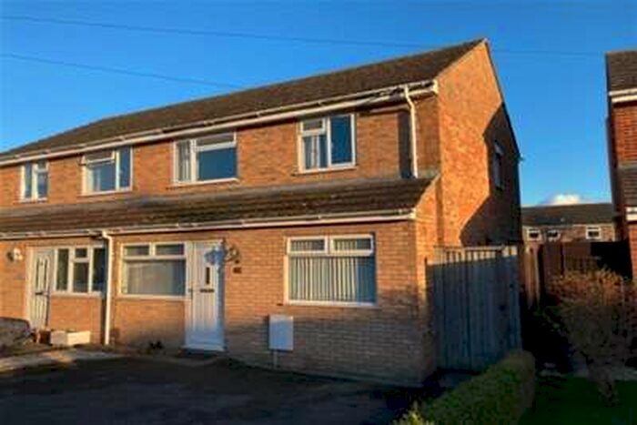 3 Bedroom Semi-Detached House To Rent In Fair Close, Bicester, OX26