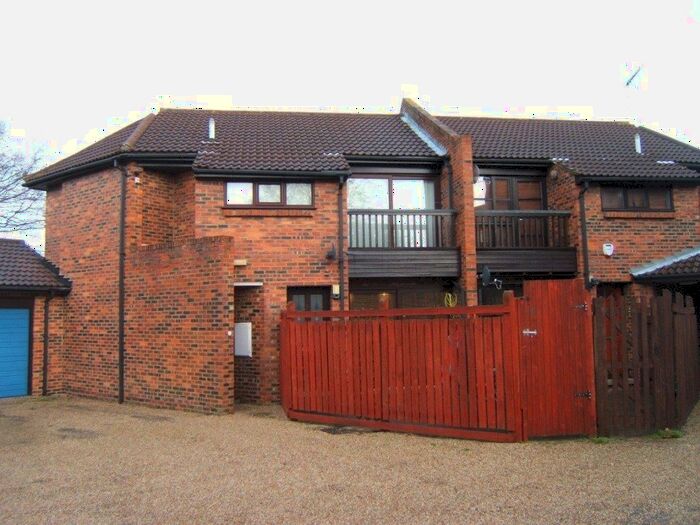 1 Bedroom Flat To Rent In Courtney Park Road, Langdon Hills, Basildon, SS16