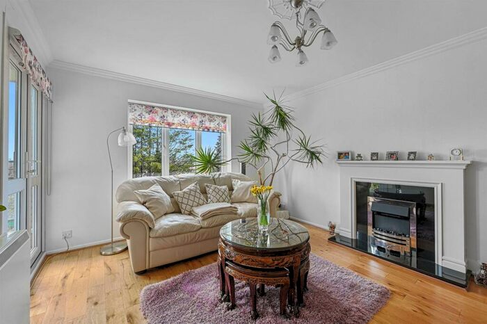 1 Bedroom Flat For Sale In Goldings Road, Loughton, IG10