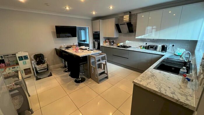 4 Bedroom Detached House To Rent In Cranford Lane, Hounslow, TW5