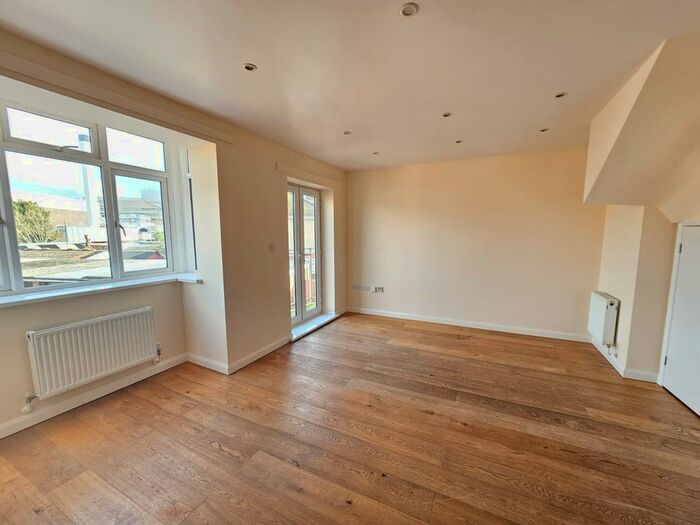 2 Bedroom Flat To Rent In Warren Avenue, Shirley, Southampton, SO16