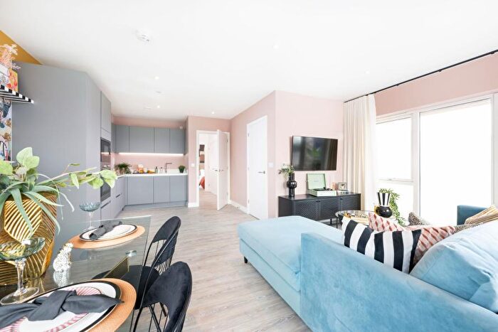 2 Bedroom Apartment For Sale In Newmarket Road, Cambridge, CB5