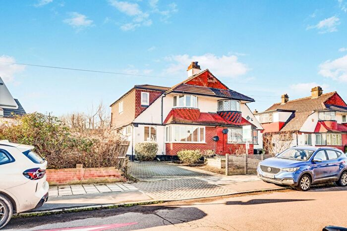 4 Bedroom Semi-Detached House To Rent In Pragnell Road, London, SE12