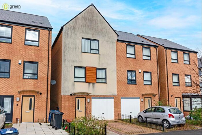 4 Bedroom Town House For Sale In Rodway Close, Newtown, Birmingham, B19