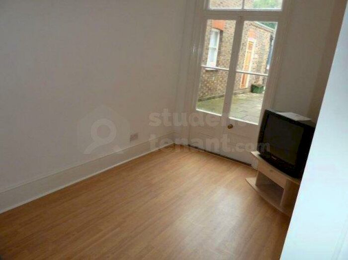 2 Bedroom Flat To Rent In South Street, KT18