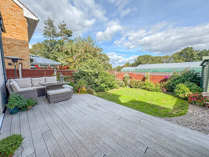 4 Bedroom Semi-Detached House For Sale In Folly Chase, Hockley, SS5