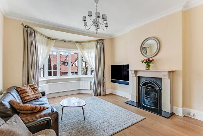 3 Bedroom Flat To Rent In Crediton Hill, West Hampstead, London, NW6