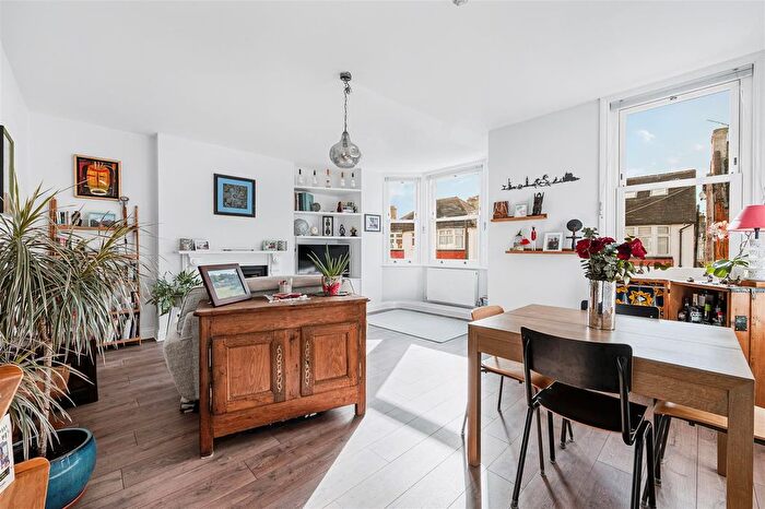 3 Bedroom Flat For Sale In Faraday Road, Acton, London, W3