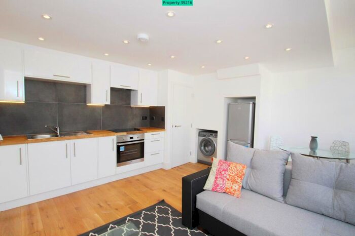 3 Bedroom Flat To Rent In Glenwood Road, London, SE6