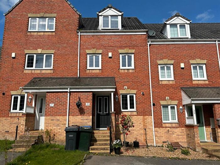 3 Bedroom Town House For Sale In Western Fold, Buttershaw, Bradford, BD6