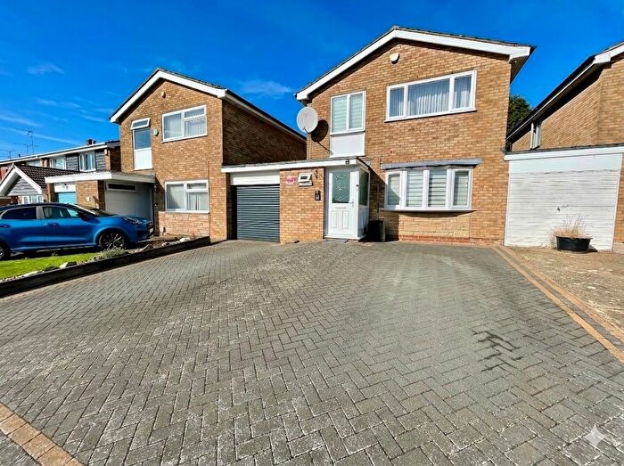 3 Bedroom Link Detached House For Sale In Redgrave Gardens, Luton, Bedfordshire, LU3