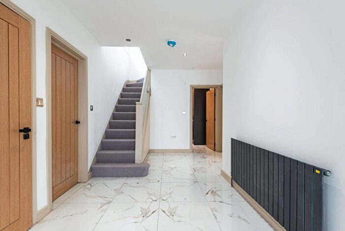 6 Bedroom Property For Sale In Cheyne Walk, Hendon, London, NW4