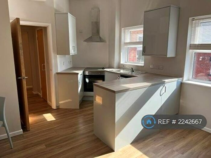 2 Bedroom Flat To Rent In Highbury Lane, Leeds, LS6
