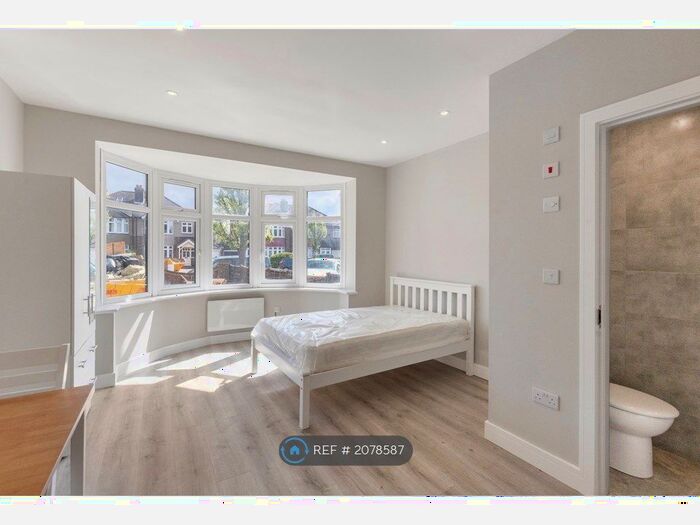 Studio To Rent In Green Lane, London, SE9