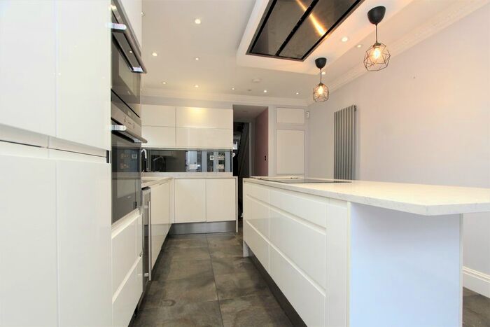 3 Bedroom Semi-Detached House To Rent In Warwick Road, London, N11