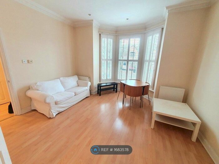 2 Bedroom Flat To Rent In Fontenoy Road, London, SW12