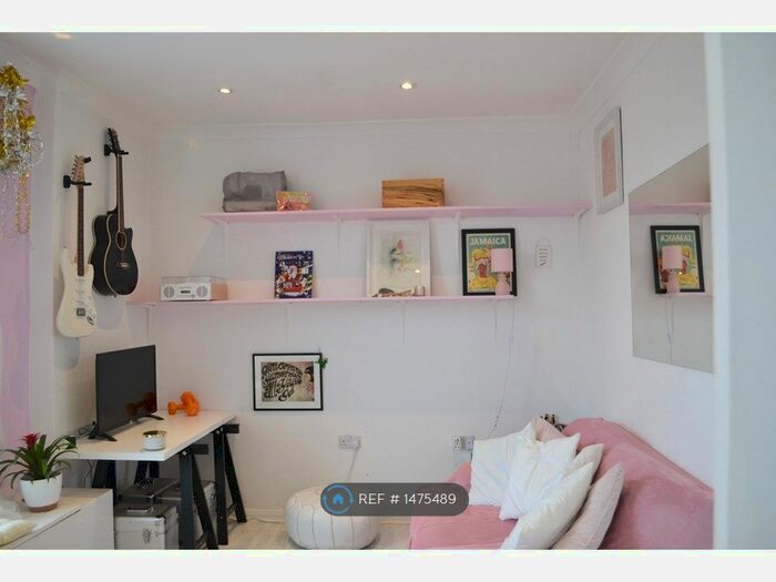 2 Bedroom Flat To Rent In Coldharbour Lane, London, SE5