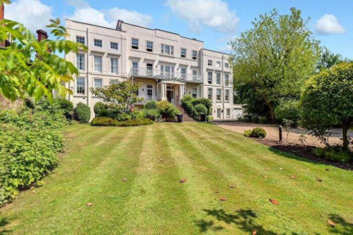 1 Bedroom Apartment For Sale In Hampton Court Road, East Molesey, KT8