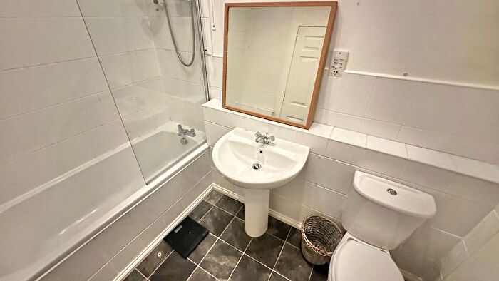 2 Bedroom Flat For Sale In Commercial Street, Dundee, DD1