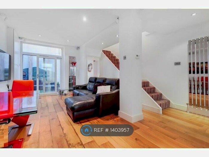 2 Bedroom Flat To Rent In Old Brompton Road, London, SW5