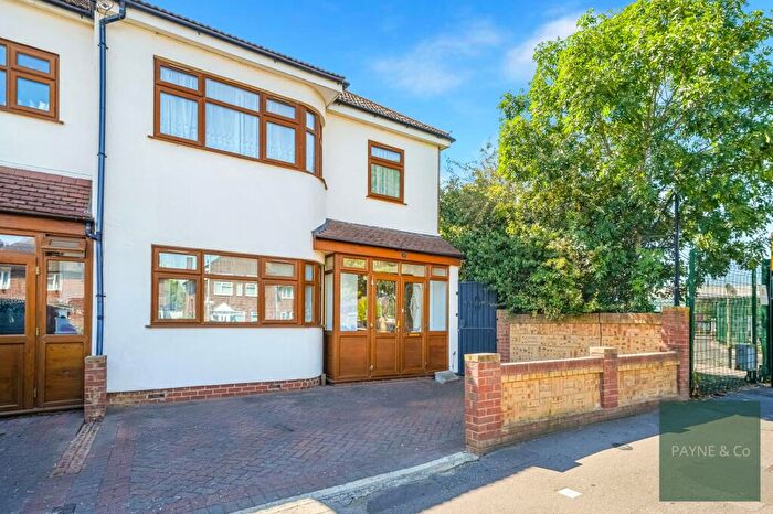 3 Bedroom End Of Terrace House For Sale In Oaks Lane, Ilford, IG2