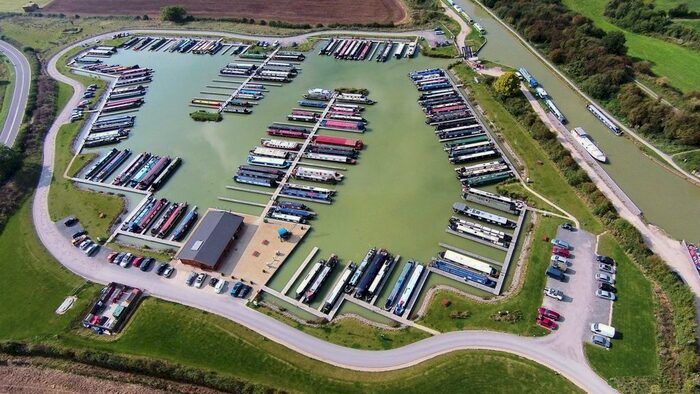 1 Bedroom Houseboat For Sale In Lower Fox Hangers, Rowde, Devizes, SN10