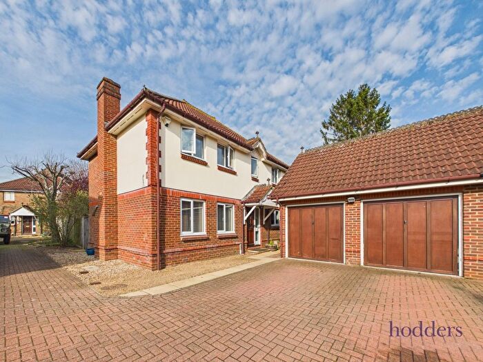 4 Bedroom Detached House For Sale In Sumner Place, Addlestone, Surrey, KT15