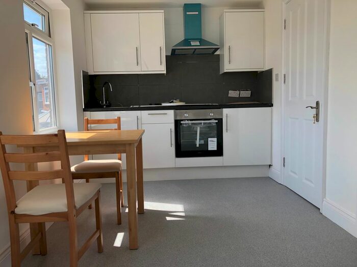 1 Bedroom Flat To Rent In Amersham Avenue, Edmonton/Tottenham, N18