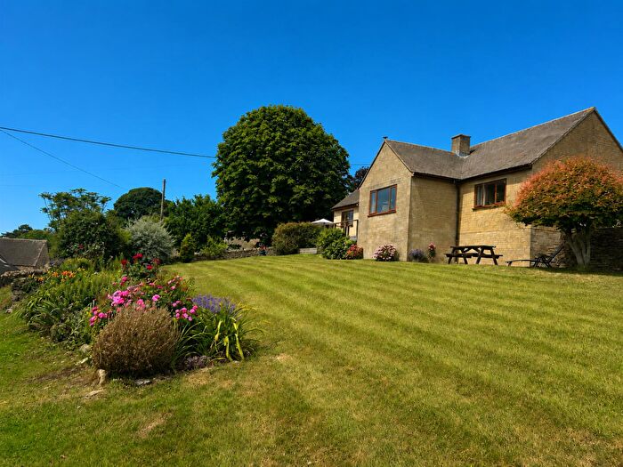3 Bedroom Bungalow For Sale In Farm Lane, Oakridge Lynch, Stroud, GL6