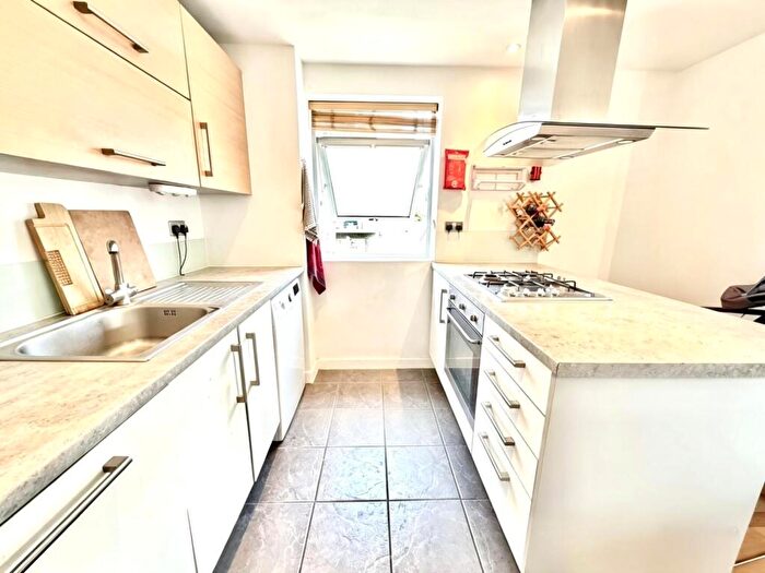 2 Bedroom Flat To Rent In Clematis Apartments, Bow, E3