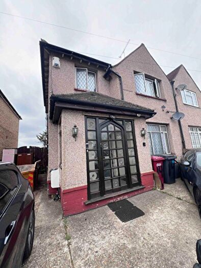 2 Bedroom Flat To Rent In Stoke Poges Lane, Slough, SL1