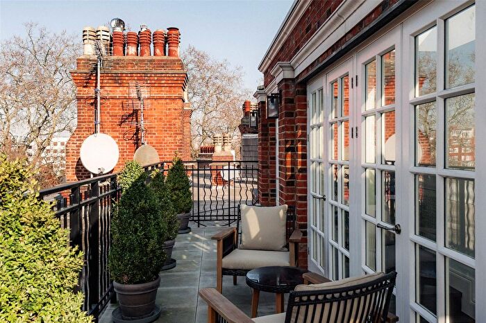 3 Bedroom Flat For Sale In South Street, Mayfair, London, W1K