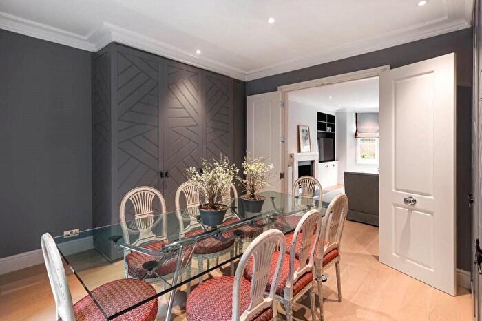 2 Bedroom Flat To Rent In Alexandra Avenue, London, SW11