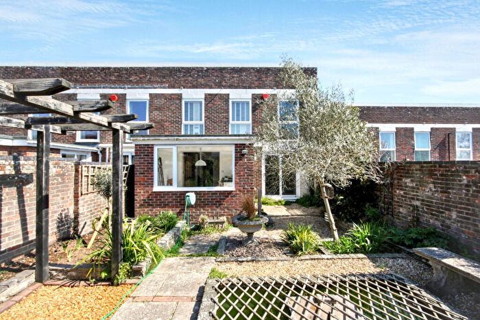3 Bedroom End Of Terrace House To Rent In Milford Court, Milford On Sea, SO41