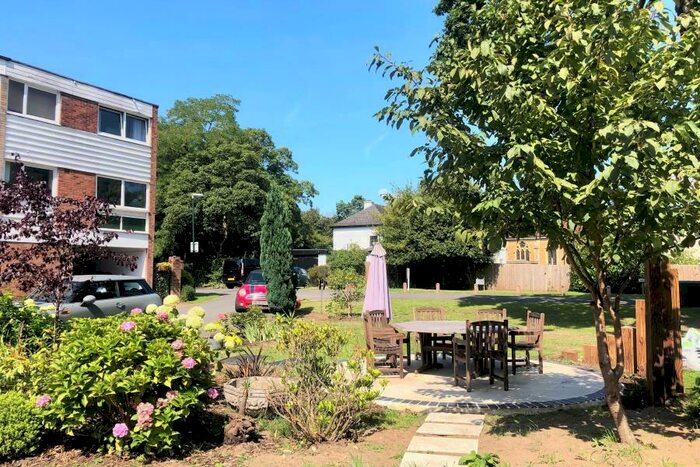 3 Bedroom Town House To Rent In Weybridge, Surrey, KT13