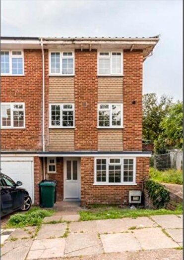 4 Bedroom Semi-Detached House To Rent In Robin Dene, Brighton, BN2