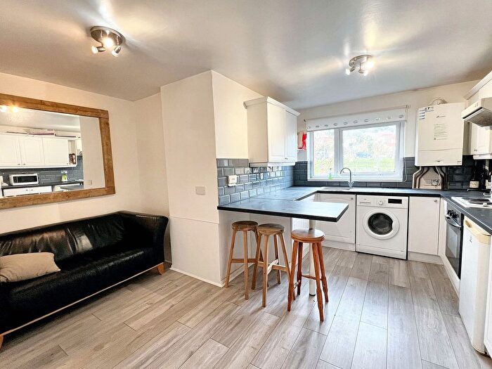 4 Bedroom Flat To Rent In Woolford Close, Winchester, SO22