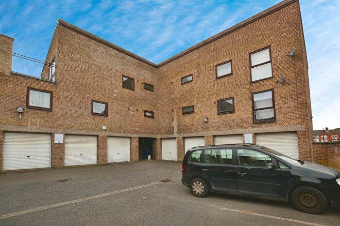 2 Bedroom Flat For Sale In Wilsons Close, Scunthorpe, DN15